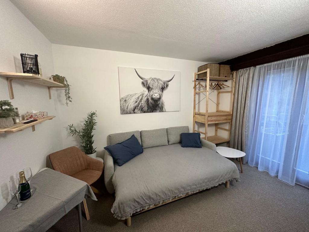 1 dormitorio con 1 cama con un toro en la pared en Studio Apartment BKK en Bad Kleinkirchheim