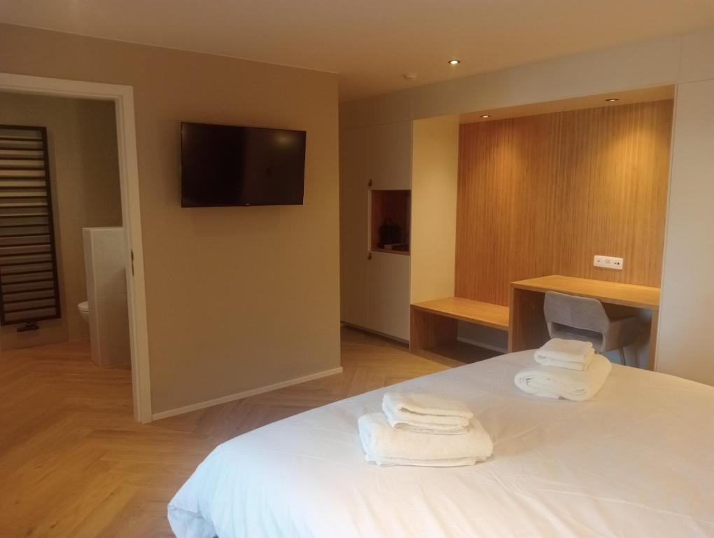 TV a/nebo společenská místnost v ubytování Dionbulles & Dionlodge Guesthouse, Private Wellness pool in option