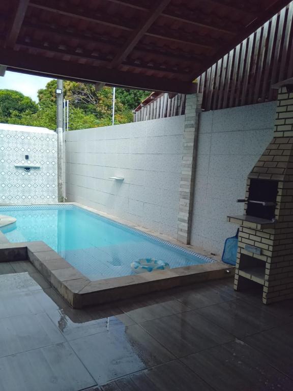 une grande piscine dans une maison avec dans l'établissement Casa Carapibus Ale, à Conde