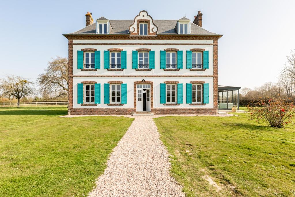 una gran casa azul y blanca con una entrada de grava en Maison de vacances & weekend lumineuse, spacieuse et au calme,- 18 personnes en Bailleul-la-Vallée