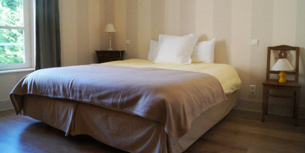 Postel nebo postele na pokoji v ubytování Hotel du Saumon