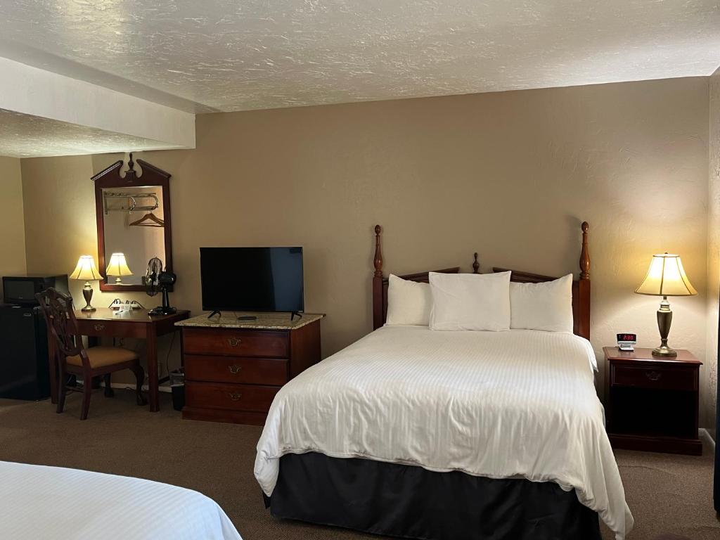 DeLano Motel & RV Park Beaver - Queen Room With Two Queen Beds