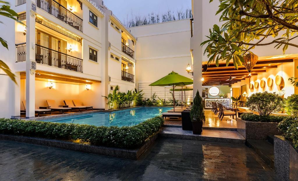 Piscina a Laluna Hoi An Riverside Hotel & Spa o a prop
