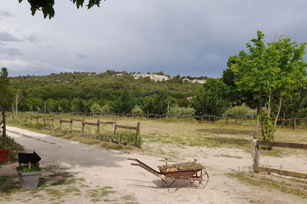 a wheelbarrow sitting on the side of a dirt road at Chambre d&#39;Hotes Lamanon, avec ou sans petit déjeuner - Domaine Les Peupliers - in Lagnes