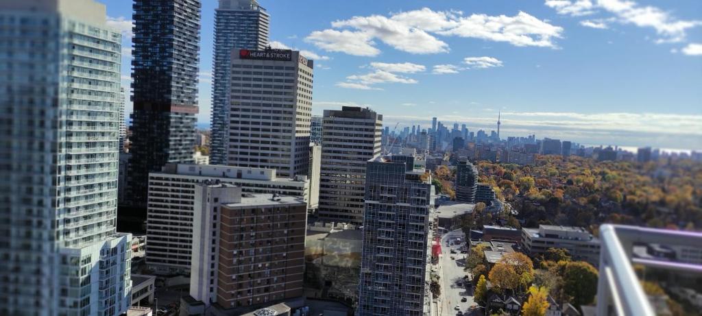 una vista aérea de una ciudad con edificios altos en Toronto Bachelor Midtown en Toronto