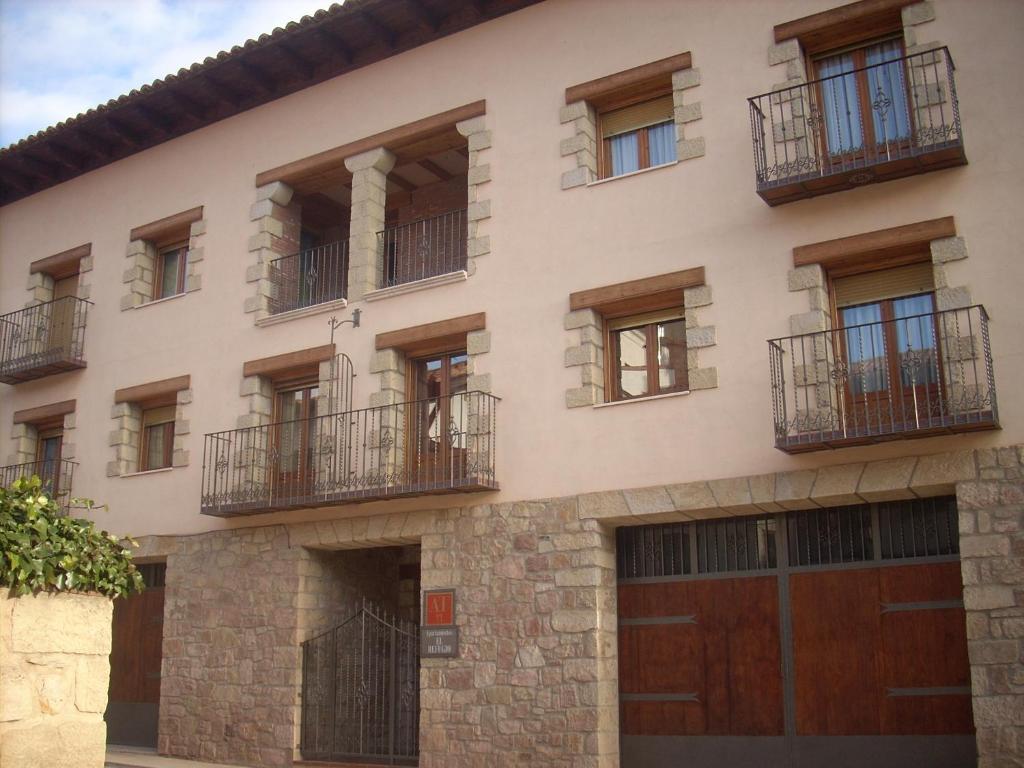 モラ・デ・ルビエロスにあるApartamentos Turisticos El Refugioのバルコニー付きの建物