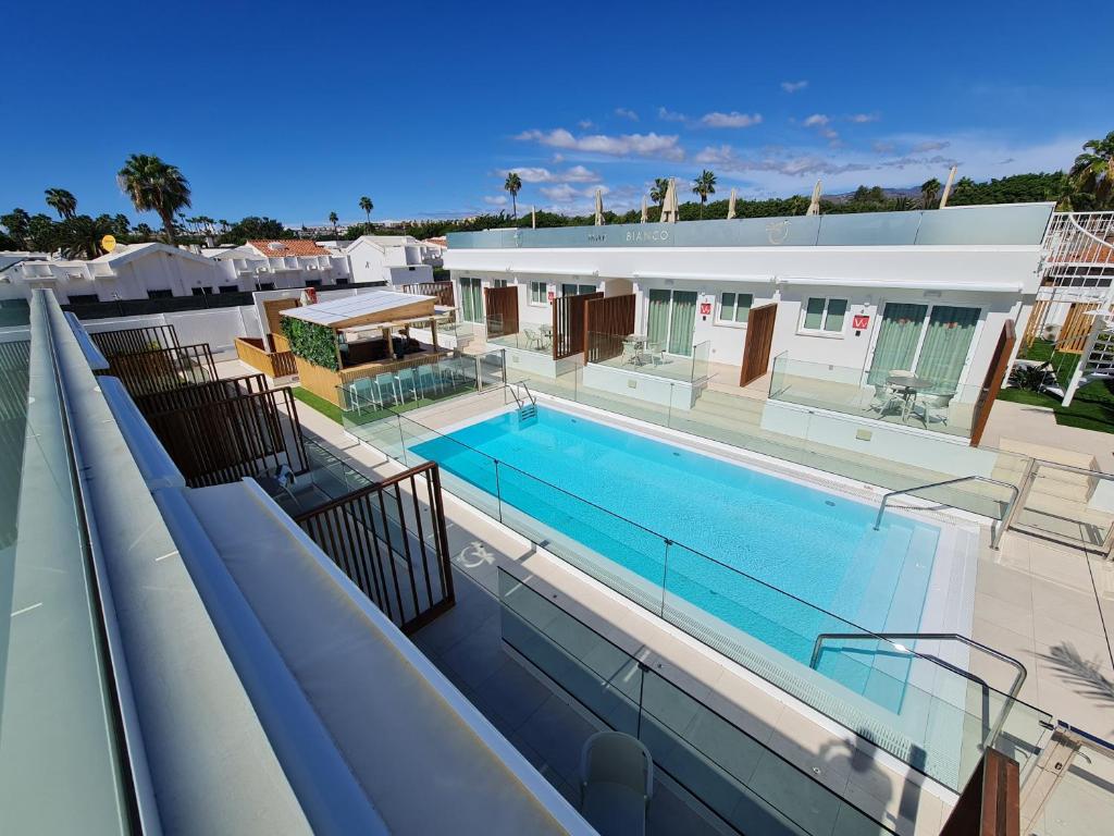 una vista aérea de una piscina en un edificio en MAR BIANCO - Gay Men Only en Maspalomas