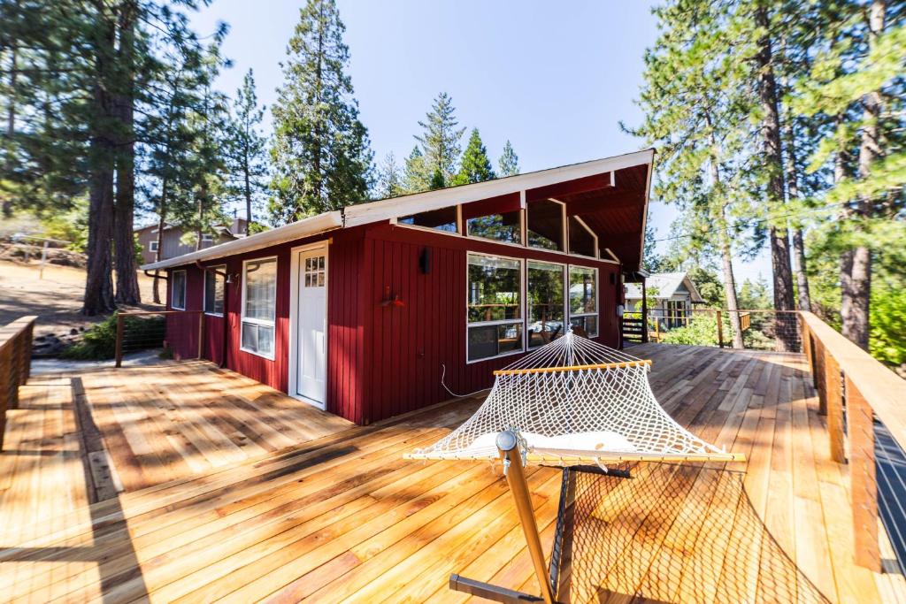 uma casa num deque com uma rede de descanso em Yosemite A-Frame Haven - Nature's Embrace for Remote Work or Relaxation em Groveland