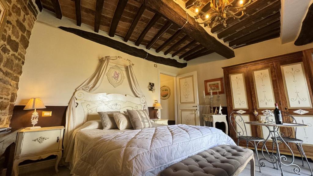 um quarto com uma cama grande e uma mesa em Residenza Teatro Antico em Todi