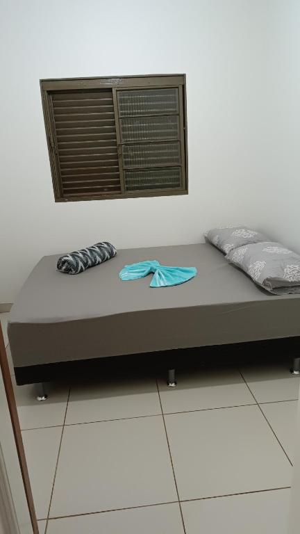 een bed in een kamer met een raam bij Pousada cantinho da felicidade in Uberlândia
