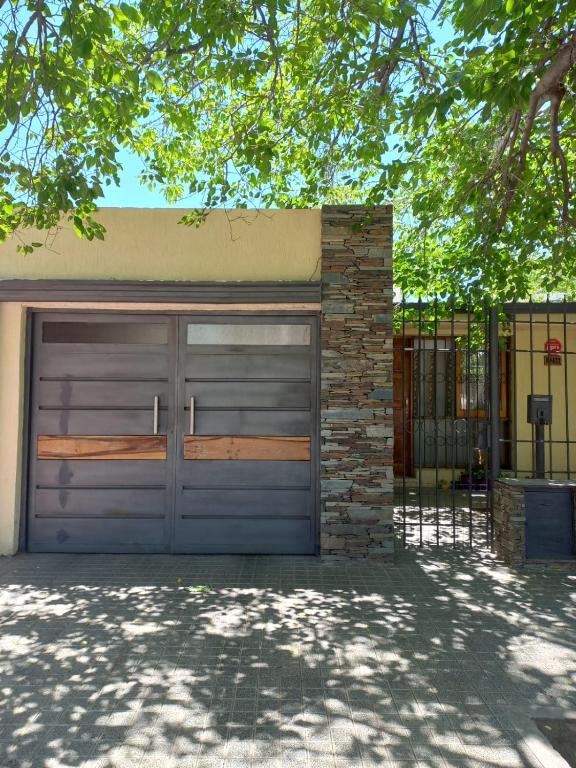 Casa centrica في سان رافاييل: زوج من أبواب الجراج على مبنى