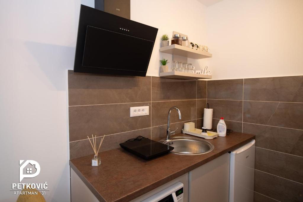 Kuchyň nebo kuchyňský kout v ubytování Petković apartmani 31 STUDIO