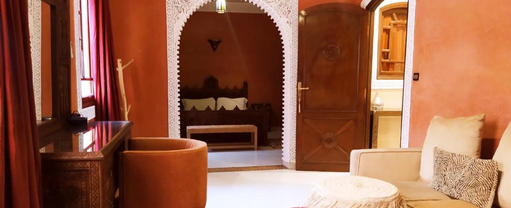 a living room with a hallway with a mirror at maison d'hôtes Le petit jardin Marrakech in Marrakech