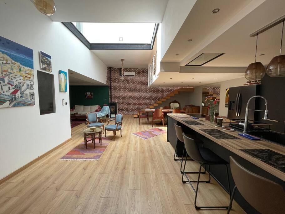 Habitación con cocina y sala de estar. en Loft des Célestins, en Vichy
