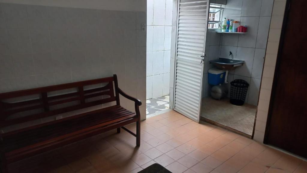 a bench in a room with a bathroom with a sink at Kitnet em Aracaju para 3 pessoas in Aracaju