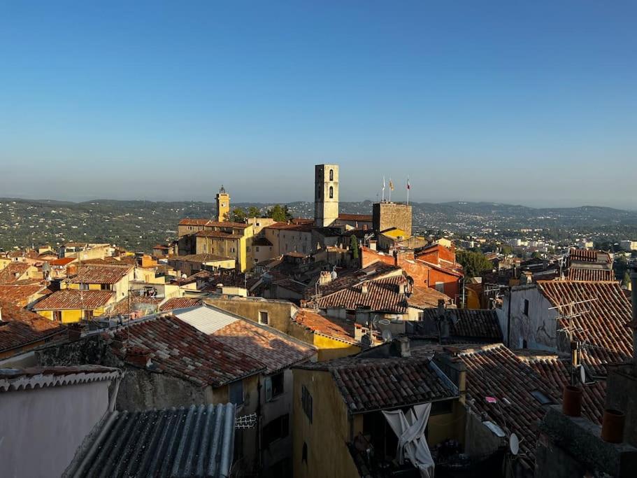 - une vue sur une ville avec des toits et des bâtiments dans l'établissement Fenêtre sur Grasse, à Grasse