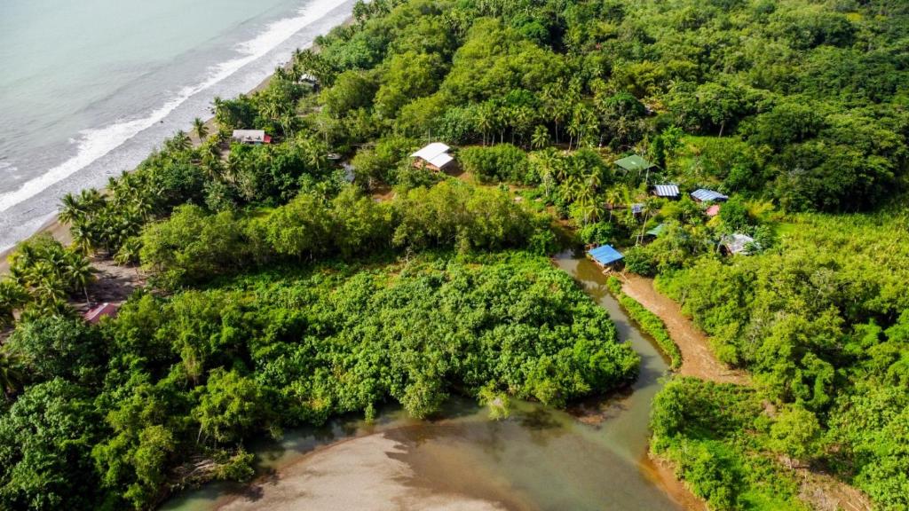 una vista aérea de una isla tropical junto al océano en Ecohotel Riomar Mecana, en Bahía Solano