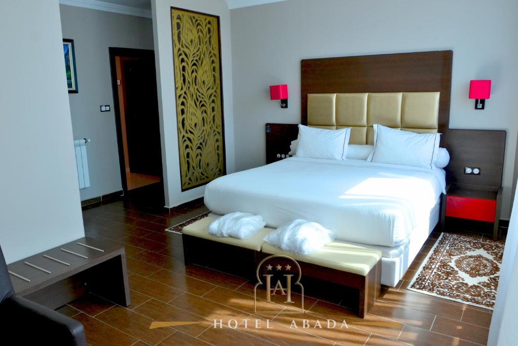 una camera con un grande letto bianco di ABADA hôtel Mostagaem a Mostaganem