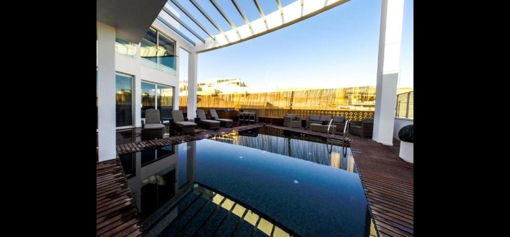 una piscina en medio de un edificio en Villa Royal Comfort - Top Holiday Resort Heated Pool & Jucuzzi רק למשפחות, en Eilat