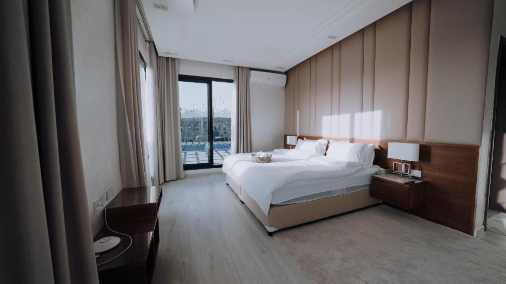 ein Hotelzimmer mit einem Bett und einem großen Fenster in der Unterkunft Hattah Palace View in Hatta