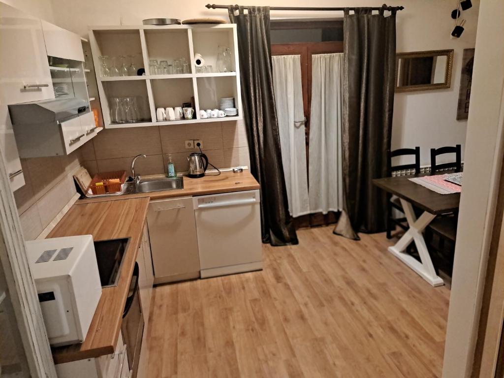 Kuchyňa alebo kuchynka v ubytovaní Apartman Zuki