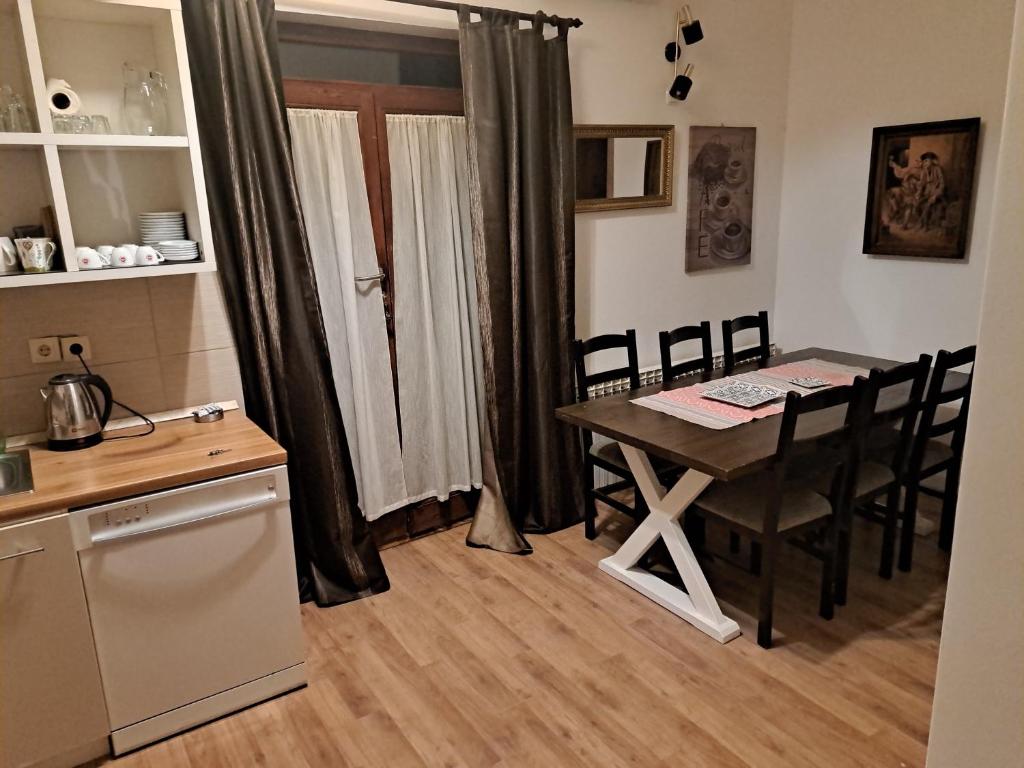 Kuchyňa alebo kuchynka v ubytovaní Apartman Zuki