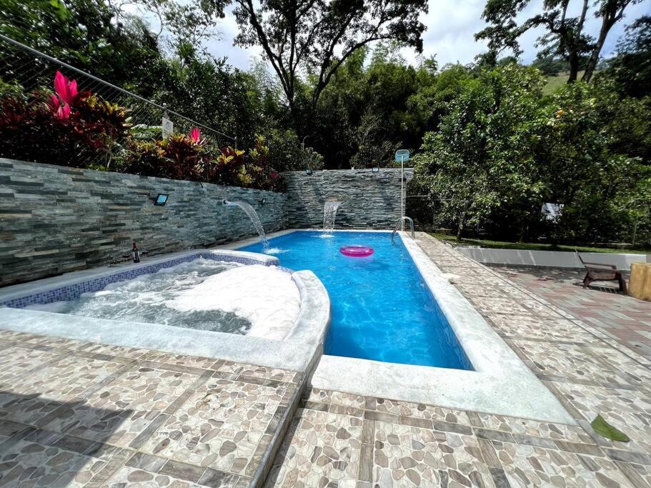 Bazén v ubytování Villa escondida nebo v jeho okolí