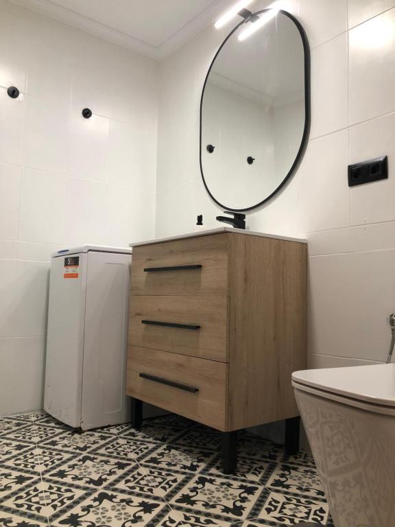 Kúpeľňa v ubytovaní Valdelagrana vistas al mar, piscinas primera linea cadiz