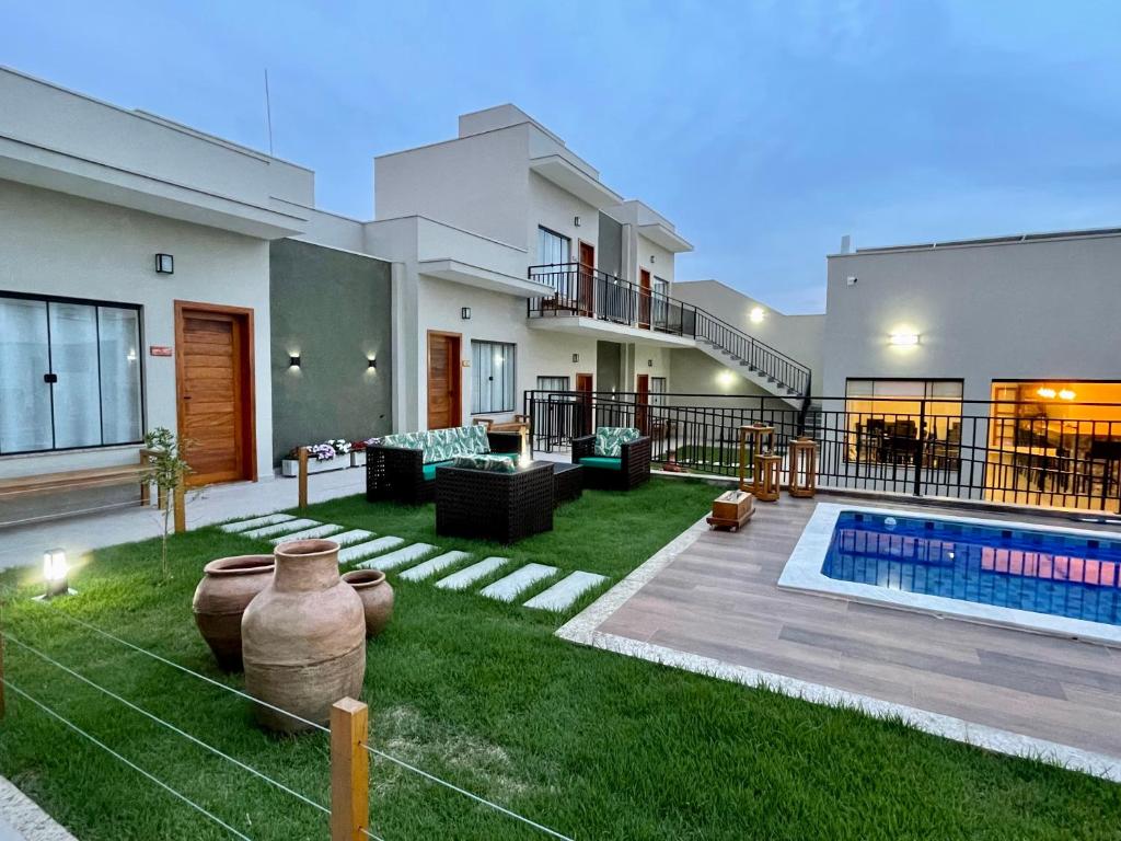 um quintal de uma casa com piscina em Pousada Saudadocê em São José da Barra