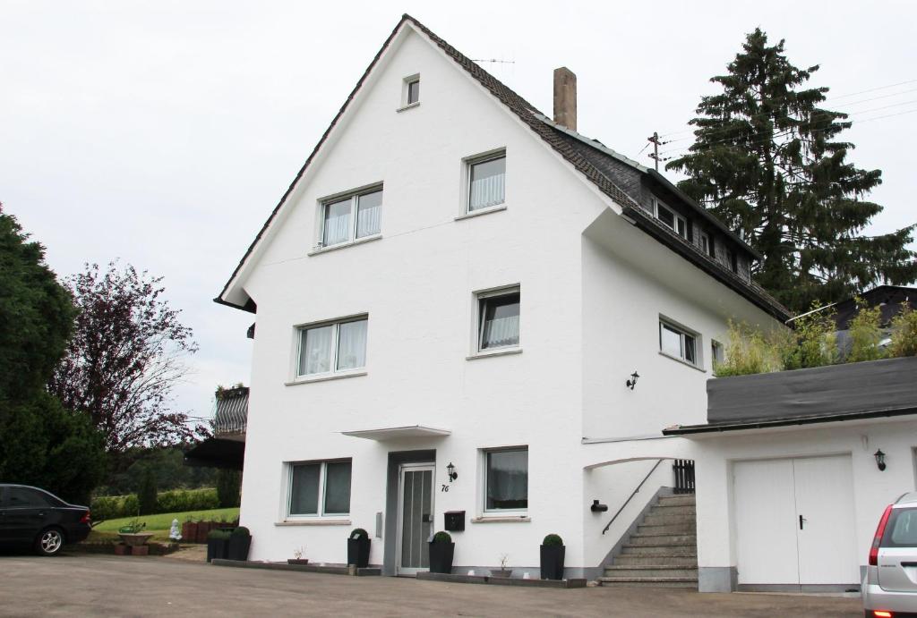 una casa blanca con techo negro en Refugium 2020, en Marienheide