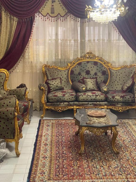 sala de estar con sofá y mesa en شقة مفروشة مدينة نصر en El Cairo