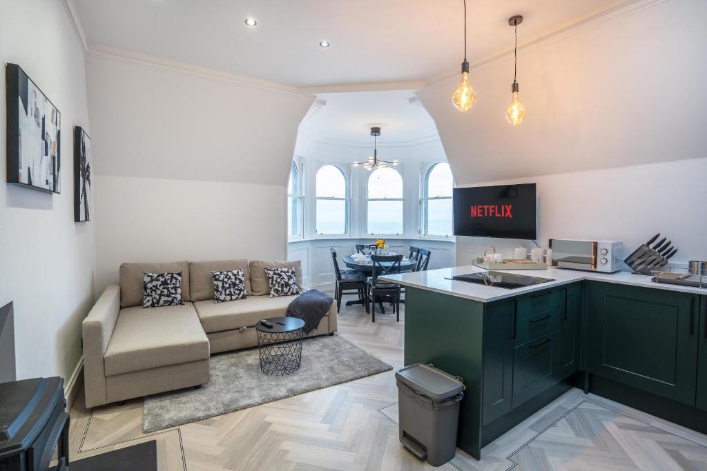 ein Wohnzimmer mit einem Sofa und einem Tisch in der Unterkunft Luxury Apartment - Portobello in Edinburgh