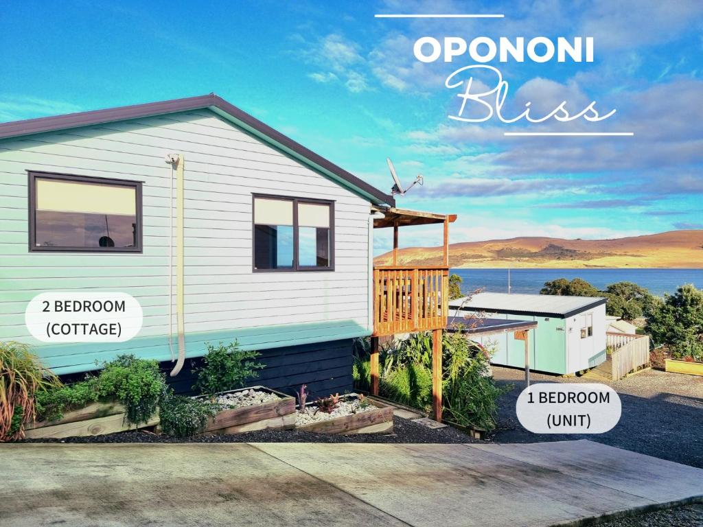 een huis met de woorden openron gelukzaligheid bij Opononi Bliss in Opononi