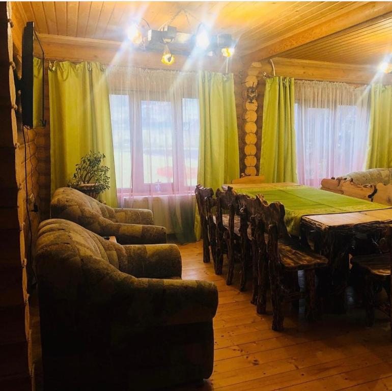 Posezení v ubytování Cottage in Yasinya