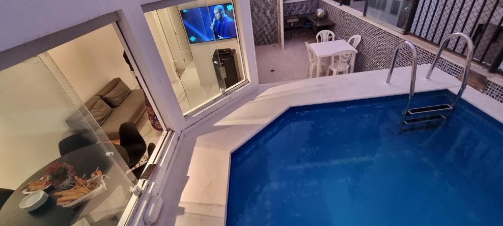 an overhead view of a swimming pool in a house at Cobertura Duplex com Piscina Exclusiva na Pituba! in Salvador