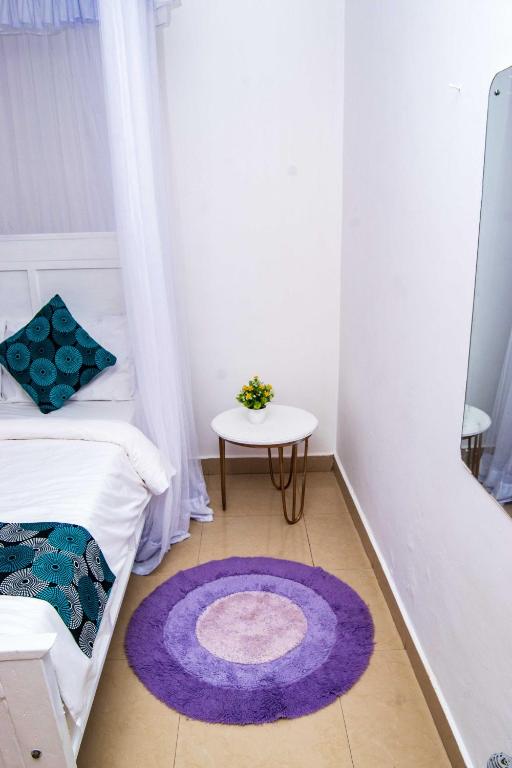 Postel nebo postele na pokoji v ubytování Tina's 1 BR Apartment with Fast Wi-Fi, Parking and Netflix - Kisumu