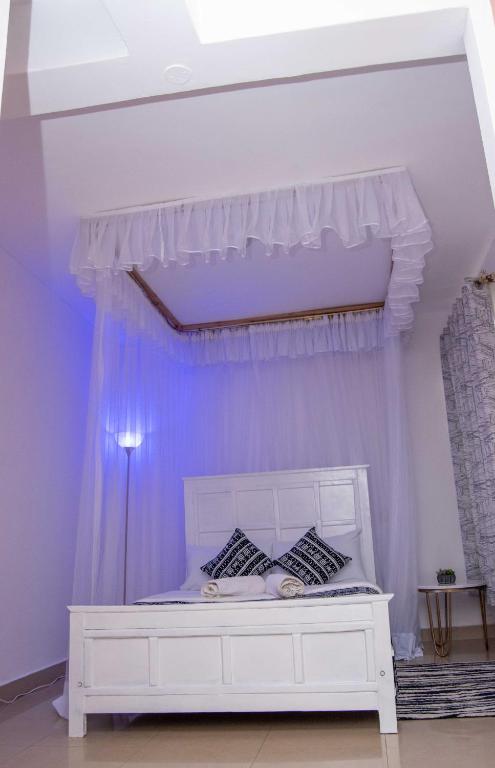 Postel nebo postele na pokoji v ubytování Tina's 1 BR Apartment with Fast Wi-Fi, Parking and Netflix - Kisumu