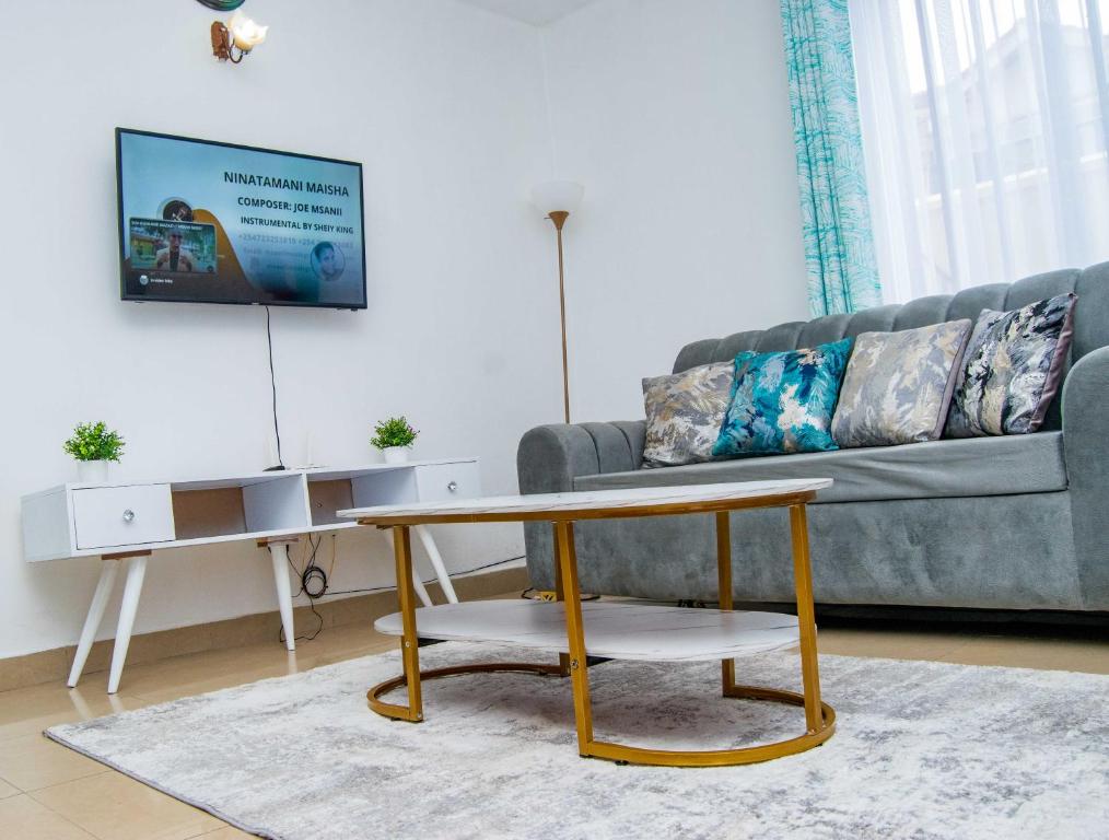 TV a/nebo společenská místnost v ubytování Tina's 1 BR Apartment with Fast Wi-Fi, Parking and Netflix - Kisumu