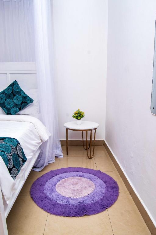 Postel nebo postele na pokoji v ubytování Tina's 1 BR Apartment with Fast Wi-Fi, Parking and Netflix - Kisumu
