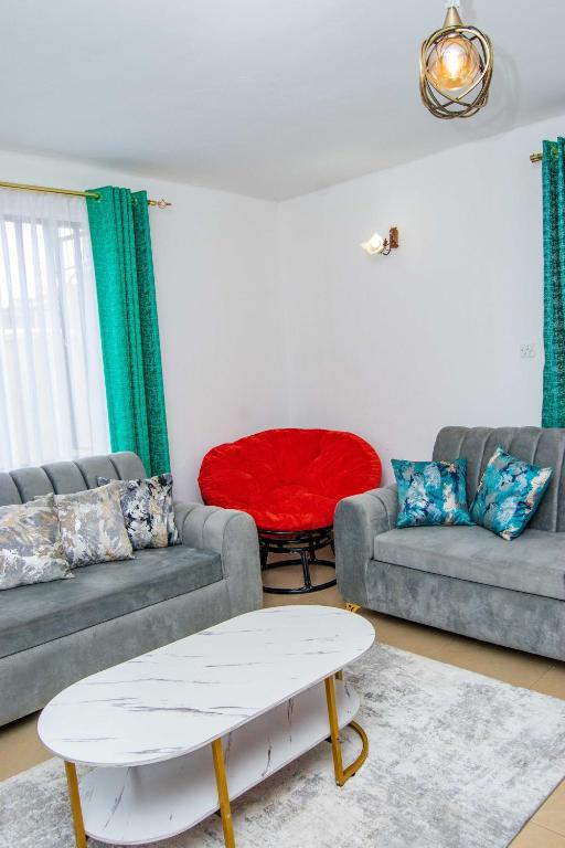 Posezení v ubytování Tina's 1 BR Apartment with Fast Wi-Fi, Parking and Netflix - Kisumu