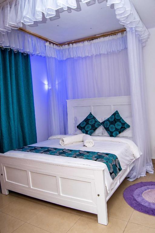 Postel nebo postele na pokoji v ubytování Tina's 1 BR Apartment with Fast Wi-Fi, Parking and Netflix - Kisumu
