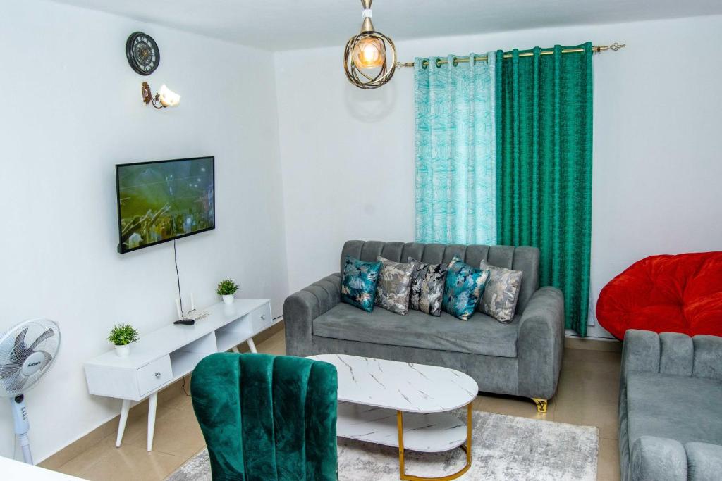 Posezení v ubytování Tina's 1 BR Apartment with Fast Wi-Fi, Parking and Netflix - Kisumu