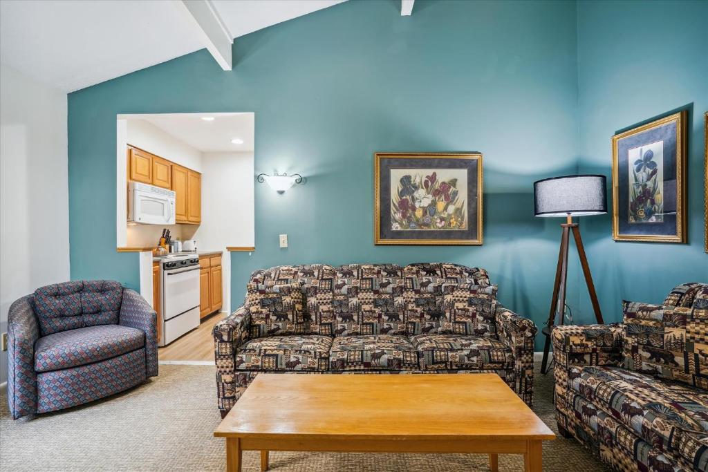 sala de estar con sofá y silla en Cedarbrook Deluxe Two Bedroom Suite with outdoor heated pool 20708, en Killington