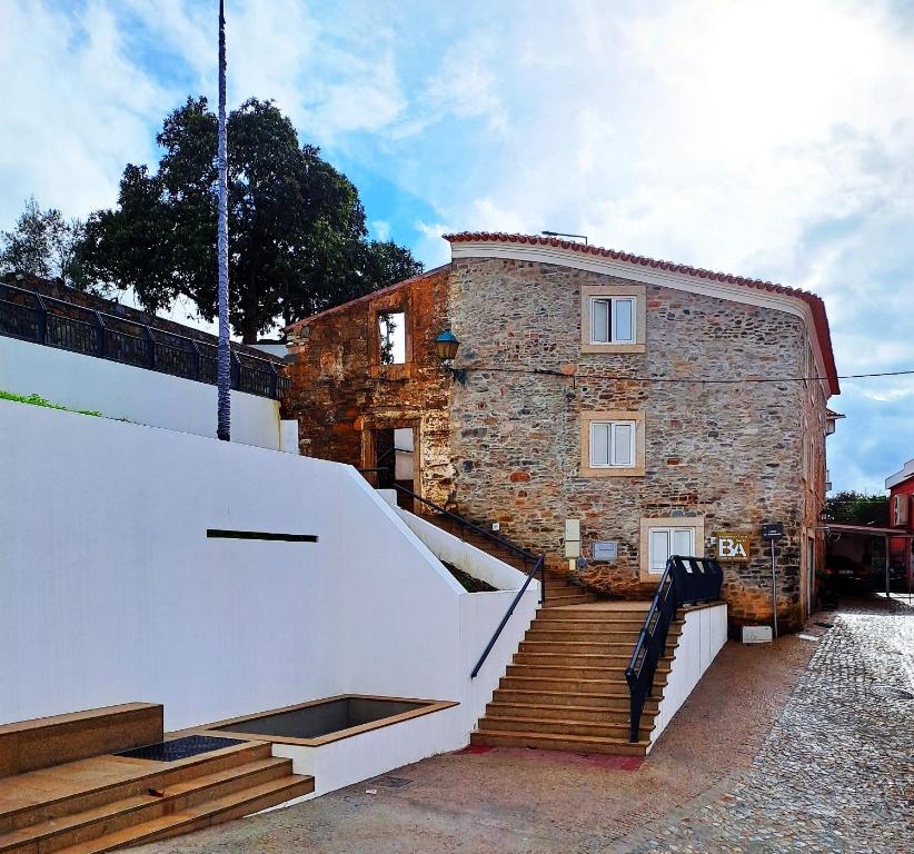 塞爾唐的住宿－Largo da Fonte，一座砖砌建筑,有楼梯通往