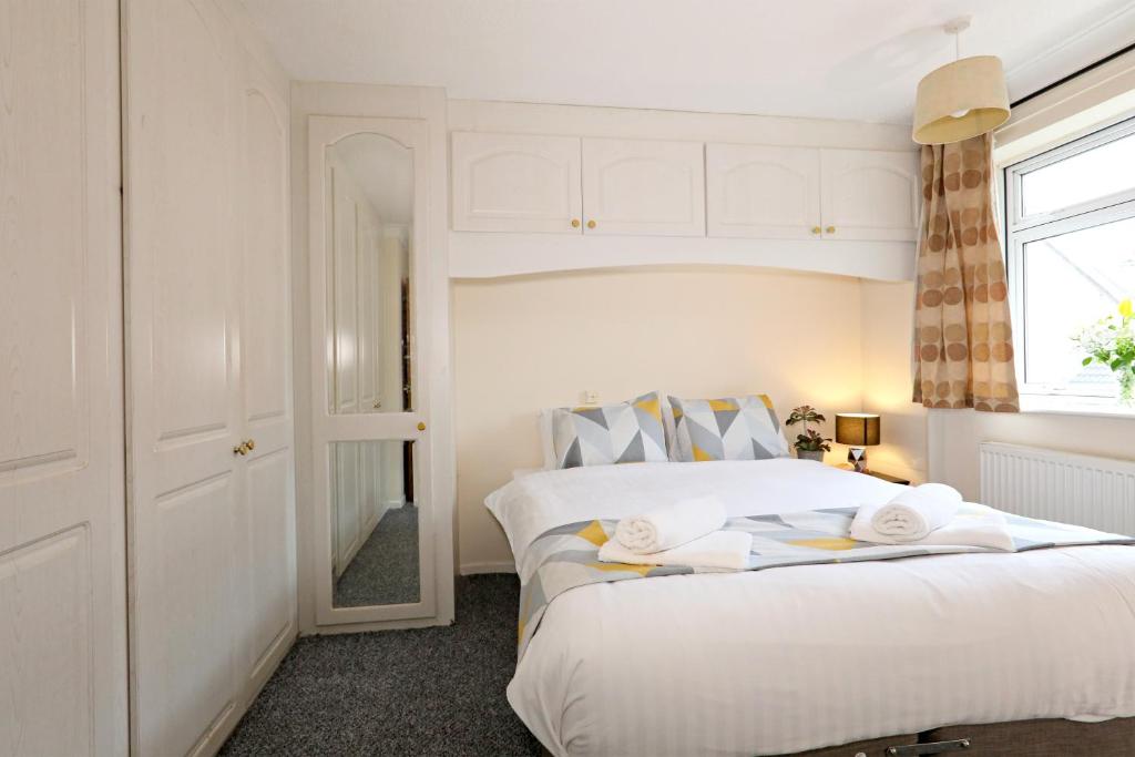 1 dormitorio con 2 camas y ventana en Comfy Quarters from 'TOBS Norwich', en Norwich