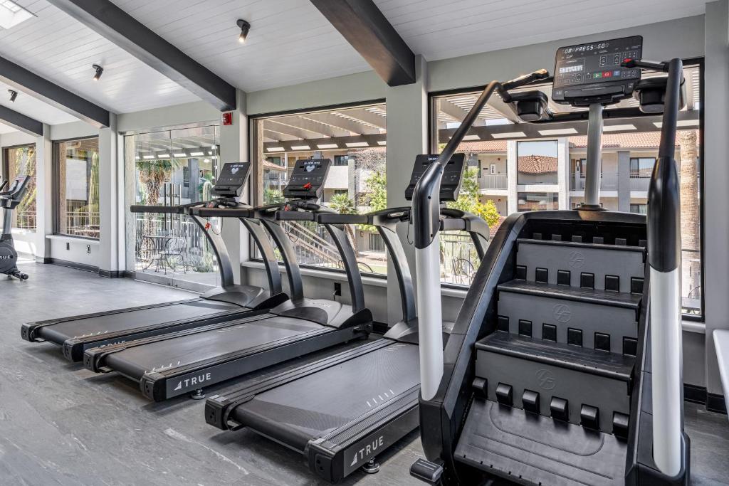 Fitness centrum a/nebo fitness zařízení v ubytování 3 Palms Tucson North Foothills