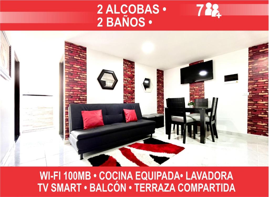 uma sala de estar com um sofá preto e uma mesa em Edificio Victory Medellin - Apartamentos Acogedores y Equipados 100MB Wi-Fi, Central & Terraza Compartida em Medellín