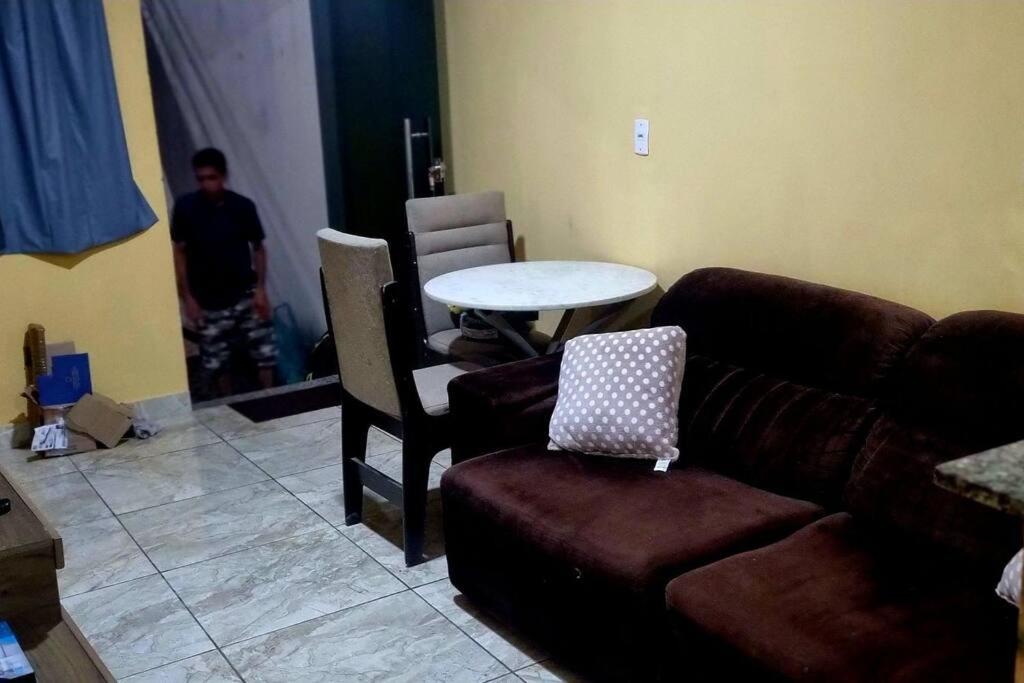 uma sala de estar com um sofá e uma mesa em casa com, ar condicionado e suíte no major prates em Montes Claros