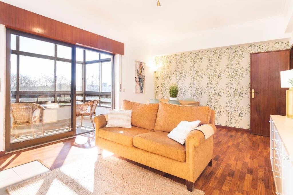 Posezení v ubytování Oeiras 2 bedroom - Great for Holidays and Work