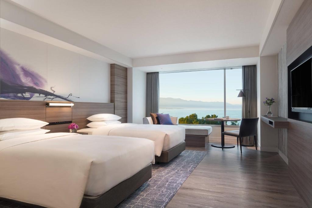 Postel nebo postele na pokoji v ubytování Lake Biwa Marriott Hotel